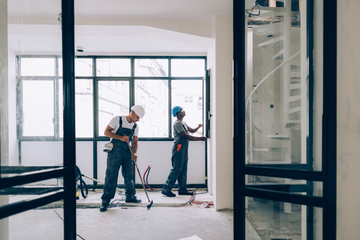 Two Construction Workers Working Together on an Apartment Renovation construction-et-renovation-batiandgo